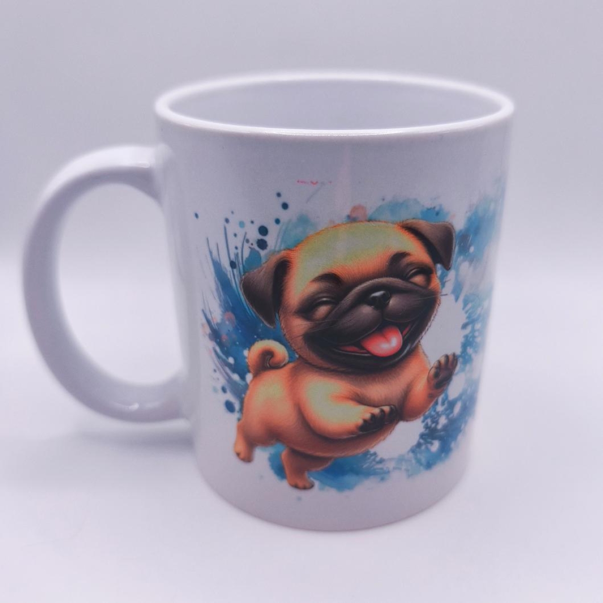 Tasse Mops und Hund herum glücklich